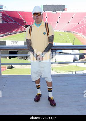 Los Angeles, États-Unis. 19th octobre 2022. Le tabou arrive à la célébration de la réunion de 87th avant-première du jeu presse Day of the East LA Classic Roosevelt High School Rough Riders and Garfield High School Bulldogs tenu au Los Angeles Memorial Coliseum Peristyle à Los Angeles, CA mercredi, 19 octobre . (Photo de Juan Pablo Rico/Sipa USA) crédit: SIPA USA/Alay Live News Banque D'Images