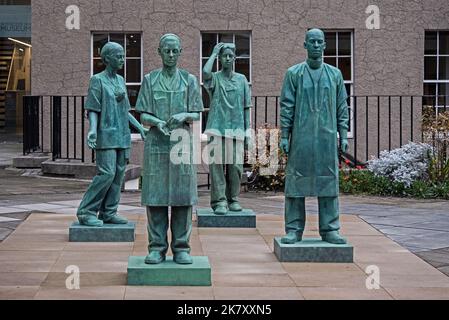 Mémorial dédié au personnel du NHS qui a travaillé pendant la pandémie de Covid-19 en dehors du Royal College of Surgeons à Édimbourg, en Écosse, au Royaume-Uni. Banque D'Images