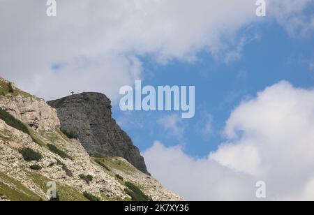 Traversez au-dessus de la montagne appelée MONTE CASTELLAZ près de Passo Rolle dans le nord de l'Italie Banque D'Images