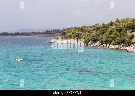 Akti Koviou plage sur la péninsule de Sithonia, Chalkidiki, Grèce. Vacances d'été voyage vacances concept de fond. Banque D'Images