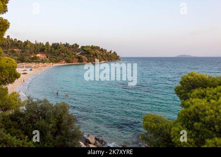 Akti Koviou plage sur la péninsule de Sithonia, Chalkidiki, Grèce. Vacances d'été voyage vacances concept de fond. Banque D'Images