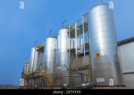 Vue des silos avec produits chimiques pour l'industrie alimentaire Banque D'Images
