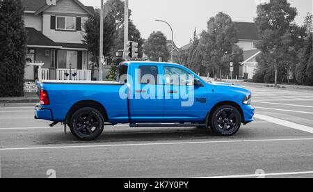 Dodge RAM 1500 sur la route. Pick-up bleu Dodge RAM 1500 à la campagne. Personne, photo de rue, sélectif focus-18 octobre,2022-Vancouver C.-B. ca Banque D'Images