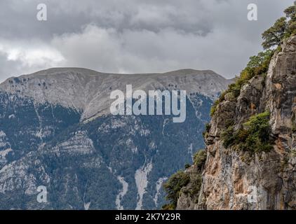 Vue magnifique sur les montagnes des Pyrénées espagnoles avec affleurements rocheux et pentes couvertes de forêt Banque D'Images