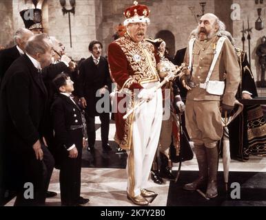 Gert Frobe & Lionel Jeffries film: Chitty Chitty Bang (UK 1968) personnages: Baron Bomburst, Grandpa Potts Directeur: Ken Hughes 16 décembre 1968 **AVERTISSEMENT** cette photographie est à usage éditorial exclusif et est le copyright de UNITED ARISTS et/ou le photographe assigné par la Société de film ou de production et ne peut être reproduite que par des publications dans le cadre de la promotion du film ci-dessus. Un crédit obligatoire pour UNITED ARISTS est requis. Le photographe doit également être crédité lorsqu'il est connu. Aucune utilisation commerciale ne peut être accordée sans l'autorisation écrite de la Société du film. Banque D'Images