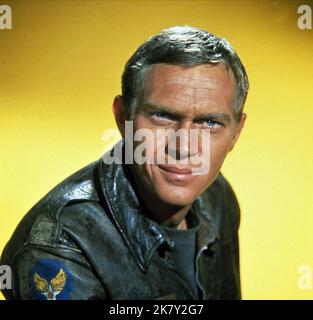 Steve McQueen film The Great Escape (USA 1963) personnages : Capt. Hilts 'The Cooler King' réalisateur : John Sturges 20 juin 1963 **AVERTISSEMENT** cette photographie est destinée à un usage éditorial seulement et est la propriété intellectuelle de UNITED ARTISTS et/ou du photographe désigné par The film or production Company et ne peut être reproduite que par des publications en liaison avec la promotion du film ci-dessus. Un crédit obligatoire pour UNITED ARTISTS est requis. Le photographe doit également être crédité lorsqu'il est connu. Aucune utilisation commerciale ne peut être accordée sans autorisation écrite de The film Company. Banque D'Images