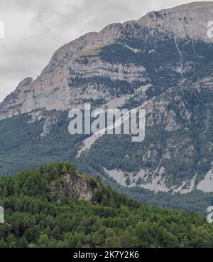 Vue magnifique sur les montagnes des Pyrénées espagnoles avec affleurements rocheux et pentes couvertes de forêt Banque D'Images