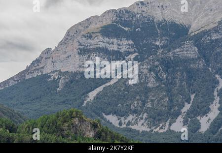 Vue magnifique sur les montagnes des Pyrénées espagnoles avec affleurements rocheux et pentes couvertes de forêt Banque D'Images