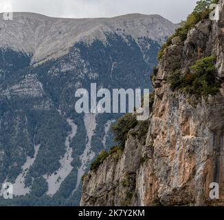 Vue magnifique sur les montagnes des Pyrénées espagnoles avec affleurements rocheux et pentes couvertes de forêt Banque D'Images