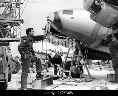 Cliff Robertson film: 633 Squadron (1964) personnages: WiNG Cmdr. Roy Grant Directeur: Walter Grauman 01 avril 1964 **AVERTISSEMENT** cette photographie est à usage éditorial exclusif et est le droit d'auteur des ARTISTES UNIS et/ou du photographe assigné par la Société du film ou de la production et ne peut être reproduite que par des publications dans le cadre de la promotion du film ci-dessus. Un crédit obligatoire pour LES ARTISTES UNIS est requis. Le photographe doit également être crédité lorsqu'il est connu. Aucune utilisation commerciale ne peut être accordée sans l'autorisation écrite de la Société du film. Banque D'Images