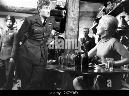 John Bonney & Maria Perschy film : 633 Squadron (1964) personnages : Lt. De vol Scott, Hilde Bergman Directeur : Walter Grauman 01 avril 1964 **AVERTISSEMENT** cette photographie est à usage éditorial exclusif et est le droit d'auteur des ARTISTES UNIS et/ou du photographe assigné par la Société du film ou de la production et ne peut être reproduite que par des publications dans le cadre de la promotion du film ci-dessus. Un crédit obligatoire pour LES ARTISTES UNIS est requis. Le photographe doit également être crédité lorsqu'il est connu. Aucune utilisation commerciale ne peut être accordée sans l'autorisation écrite de la Société du film. Banque D'Images