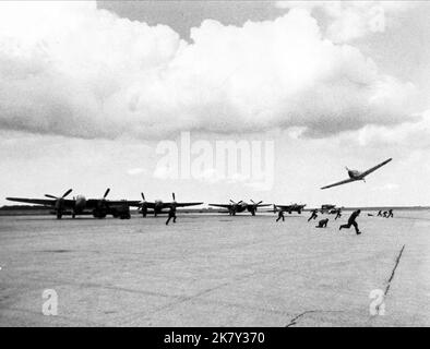 Mosquitos & Messerschmitt film : 633 Squadron (1964) Directeur : Walter Grauman 01 avril 1964 **AVERTISSEMENT** cette photographie est à usage éditorial exclusif et est le droit d'auteur des ARTISTES UNIS et/ou du photographe assigné par la Société du film ou de la production et ne peut être reproduite que par des publications dans le cadre de la promotion du film ci-dessus. Un crédit obligatoire pour LES ARTISTES UNIS est requis. Le photographe doit également être crédité lorsqu'il est connu. Aucune utilisation commerciale ne peut être accordée sans l'autorisation écrite de la Société du film. Banque D'Images