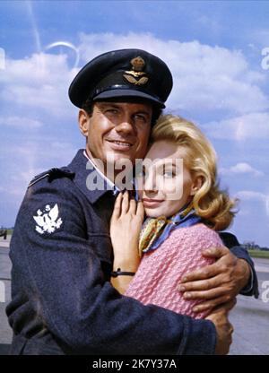 Cliff Robertson & Maria Perschy film: 633 Squadron (1964) personnages: WiNG Cmdr. Roy Grant, Hilde Bergman Directeur : Walter Grauman 01 avril 1964 **AVERTISSEMENT** cette photographie est à usage éditorial exclusif et est le droit d'auteur des ARTISTES UNIS et/ou du photographe assigné par la Société du film ou de la production et ne peut être reproduite que par des publications dans le cadre de la promotion du film ci-dessus. Un crédit obligatoire pour LES ARTISTES UNIS est requis. Le photographe doit également être crédité lorsqu'il est connu. Aucune utilisation commerciale ne peut être accordée sans l'autorisation écrite de la Société du film. Banque D'Images