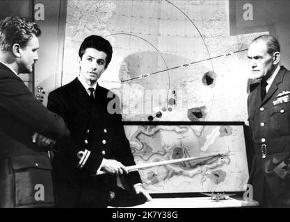 Donald Houston, George Chakaris & Harry Andrews film : 633 Squadron (1964) personnages : Capt Don Barrett, lieutenant Erik Bergman, Vice-maréchal de l'air Davis Directeur : Walter Grauman 01 avril 1964 **AVERTISSEMENT** cette photographie est à usage éditorial exclusif et est le droit d'auteur des ARTISTES UNIS et/ou du photographe assigné par la Société du film ou de la production et ne peut être reproduite que par des publications dans le cadre de la promotion du film ci-dessus. Un crédit obligatoire pour LES ARTISTES UNIS est requis. Le photographe doit également être crédité lorsqu'il est connu. Aucune utilisation commerciale ne peut être accordée sans autorisation Banque D'Images