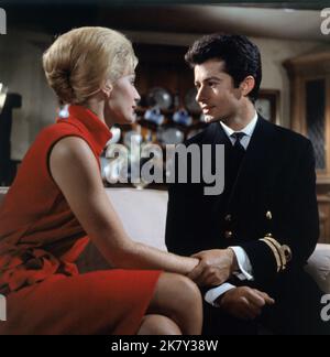 Maria Perschy & George Chakhilis film: 633 Squadron (1963) personnages: Hilde Bergman, Lt. Erik Bergman Directeur: Walter Grauman 01 avril 1964 **AVERTISSEMENT** cette photographie est à usage éditorial exclusif et est le droit d'auteur des ARTISTES UNIS et/ou du photographe assigné par la Société du film ou de la production et ne peut être reproduite que par des publications dans le cadre de la promotion du film ci-dessus. Un crédit obligatoire pour LES ARTISTES UNIS est requis. Le photographe doit également être crédité lorsqu'il est connu. Aucune utilisation commerciale ne peut être accordée sans l'autorisation écrite de la Société du film. Banque D'Images