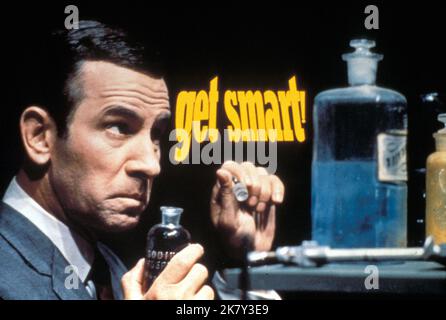 Don Adams Television : Get Smart (1961) personnages : Maxwell Smart réalisateur : Mel Brooks 18 septembre 1965 **AVERTISSEMENT** cette photographie est destinée à un usage éditorial seulement et est protégée par les droits d'auteur de CBS TELEVISION et/ou du photographe désigné par le film ou la société de production et ne peut être reproduite que par des publications dans le cadre de la promotion du film ci-dessus. Un crédit obligatoire à CBS TELEVISION est requis. Le photographe doit également être crédité lorsqu'il est connu. Aucune utilisation commerciale ne peut être accordée sans autorisation écrite de The film Company. Banque D'Images