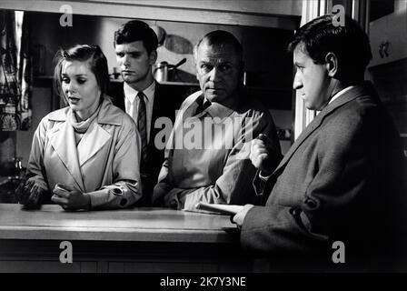 Carol Lynley, Keir Dullea, Laurence Olivier & Clive Refill film: Bunny Lake is Missing (1965) personnages: Ann Lake, Stephen Lake, Supt. Newhouse, Sergent Andrews Directeur: Otto Preminger 03 octobre 1965 **AVERTISSEMENT** cette photographie est destinée à un usage éditorial seulement et est le droit d'auteur de COLUMBIA et/ou le photographe assigné par la Société du film ou de la production et ne peut être reproduite que par des publications dans le cadre de la promotion du film ci-dessus. Un crédit obligatoire pour LA COLOMBIE est requis. Le photographe doit également être crédité lorsqu'il est connu. Aucune utilisation commerciale ne peut être accordée sans autorisation Banque D'Images