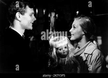 Keir Dullea & Carol Lynley film: Bunny Lake is Missing (1965) personnages: Stephen Lake, Ann Lake Directeur: Otto Preminger 03 octobre 1965 **AVERTISSEMENT** cette photographie est à usage éditorial exclusif et est le droit d'auteur de COLUMBIA et/ou le photographe assigné par la Société du film ou de la production et ne peut être reproduite que par des publications dans le cadre de la promotion du film ci-dessus. Un crédit obligatoire pour LA COLOMBIE est requis. Le photographe doit également être crédité lorsqu'il est connu. Aucune utilisation commerciale ne peut être accordée sans l'autorisation écrite de la Société du film. Banque D'Images