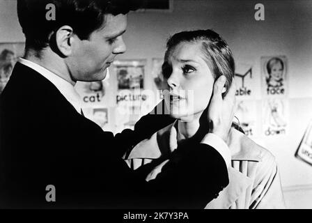 Keir Dullea & Carol Lynley film: Bunny Lake is Missing (1965) personnages: Stephen Lake, Ann Lake Directeur: Otto Preminger 03 octobre 1965 **AVERTISSEMENT** cette photographie est à usage éditorial exclusif et est le droit d'auteur de COLUMBIA et/ou le photographe assigné par la Société du film ou de la production et ne peut être reproduite que par des publications dans le cadre de la promotion du film ci-dessus. Un crédit obligatoire pour LA COLOMBIE est requis. Le photographe doit également être crédité lorsqu'il est connu. Aucune utilisation commerciale ne peut être accordée sans l'autorisation écrite de la Société du film. Banque D'Images