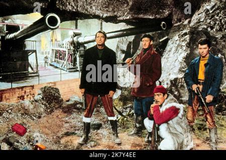 Gregory Peck, David Niven, Anthony Quinn et James Darren film: The Guns of Navarone (1965) personnages: Capt Keith Mallory, Cpl. Miller, Coll. Andrea Stavros & Pvt. Spyros Pappadimos Directeur : J. Lee Thompson 27 avril 1961 **AVERTISSEMENT** cette photographie est destinée à un usage éditorial exclusif et est protégée par les droits d'auteur de COLUMBIA et/ou du photographe assigné par la Société de film ou de production et ne peut être reproduite que par des publications en conjonction avec la promotion du film ci-dessus. Un crédit obligatoire pour LA COLOMBIE est requis. Le photographe doit également être crédité lorsqu'il est connu. Aucune utilisation commerciale ne peut être grante Banque D'Images