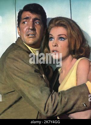 Dean Martin & Stella Stevens film The Silencers (USA 1966) personnages : Matt Helm & Gail réalisateur : Phil Karlson 18 février 1965 **AVERTISSEMENT** cette photographie est réservée à un usage éditorial et est la propriété de COLUMBIA PICTURES et/ou du photographe désigné par The film or production Company et ne peut être reproduite que par des publications en liaison avec la promotion du film ci-dessus. Un crédit obligatoire pour COLUMBIA PICTURES est requis. Le photographe doit également être crédité lorsqu'il est connu. Aucune utilisation commerciale ne peut être accordée sans autorisation écrite de The film Company. Banque D'Images