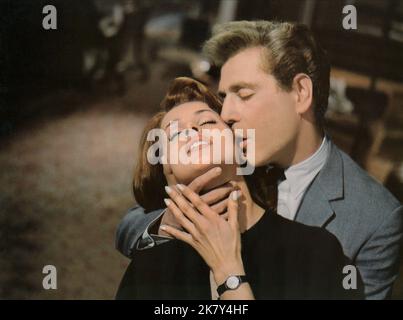 Senta Berger & George Segal film: The Quiller Memorandum (UK 1966) personnages: Inge Lindt & Quiller / Literaturverfilmung (basé sur le livre de Trevor Dudley Smith) Directeur: Michael Anderson 10 novembre 1966 **AVERTISSEMENT** cette photographie est à usage éditorial exclusif et est le droit d'auteur de L'ORGANISATION DE RANG et/ou du photographe assigné par la Société de film ou de production et ne peut être reproduite que par des publications dans le cadre de la promotion du film ci-dessus. Un crédit obligatoire pour L'ORGANISATION DE RANG est requis. Le photographe doit également être crédité lorsqu'il est connu. Pas de commercial u Banque D'Images