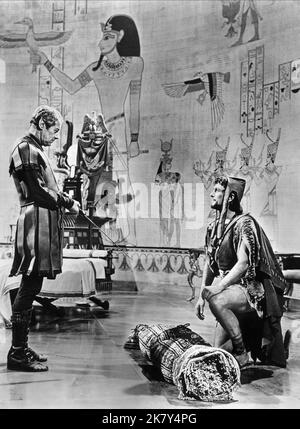 Scène avec Rex Harrison film: Cleopatra (USA/UK/CH 1963) personnages: AVEC César Director: Joseph L. Mankiewicz 12 juin 1963 **AVERTISSEMENT** cette photographie est à usage éditorial exclusif et est le droit d'auteur de 20th CENTURY FOX et/ou le photographe assigné par la Société de film ou de production et ne peut être reproduite que par des publications dans le cadre de la promotion du film ci-dessus. Un crédit obligatoire à 20th CENTURY FOX est requis. Le photographe doit également être crédité lorsqu'il est connu. Aucune utilisation commerciale ne peut être accordée sans l'autorisation écrite de la Société du film. Banque D'Images