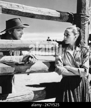 Burt Lancaster & Audrey Hepburn film : The Unforfoned (1960) personnages : Ben Zachary & Rachel Zachary Directeur : John Huston 06 avril 1960 **AVERTISSEMENT** cette photographie est à usage éditorial exclusif et est le droit d'auteur des ARTISTES UNIS et/ou du photographe assigné par la Société de film ou de production et ne peut être reproduite que par des publications dans le cadre de la promotion du film ci-dessus. Un crédit obligatoire pour LES ARTISTES UNIS est requis. Le photographe doit également être crédité lorsqu'il est connu. Aucune utilisation commerciale ne peut être accordée sans l'autorisation écrite de la Société du film. Banque D'Images