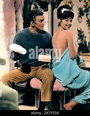 KIRK Douglas & Daliah Lavi film: Two Weeks in Another Town (USA 1962) personnages: Jack Andrus & Veronica / Literaturverfilmung (basé sur le livre d'Irwin Shaw) Directeur: Vincente Minnelli 17 août 1962 **AVERTISSEMENT** cette photographie est destinée à un usage éditorial exclusif et est protégée par les droits d'auteur de MGM et/ou du photographe attribué par la Société du film ou de la production et ne peut être reproduite que par des publications dans le cadre de la promotion du film ci-dessus. Un crédit obligatoire pour MGM est requis. Le photographe doit également être crédité lorsqu'il est connu. Aucune utilisation commerciale ne peut être accordée sans autorisation écrite Banque D'Images