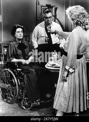 Robert Aldrich, Joan Crawford, Bette Davis film: Que s'est-il passé à Baby Jane? (USA 1962) personnages: ,Blanche Hudson,Baby Jane Hudson Directeur: Robert Aldrich 26 octobre 1962 **AVERTISSEMENT** cette photo est destinée à un usage éditorial exclusif et est le copyright de WARNER BROS. Et/ou le photographe désigné par la Société de film ou de production et ne peut être reproduit que par des publications en conjonction avec la promotion du film ci-dessus. Crédit obligatoire pour WARNER BROS. est obligatoire. Le photographe doit également être crédité lorsqu'il est connu. Aucune utilisation commerciale ne peut être accordée sans autorisation écrite de Banque D'Images