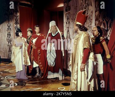 Viveca Lindfors, Rita Gam, Hurd Hatfield, Guy Rolfe, Gregoire Aslan film: Roi des Rois (1961) personnages: Claudia,Herodias,Pontius Pilate,Caiaphas, Directeur: Nicholas Ray 11 octobre 1961 **AVERTISSEMENT** cette photographie est destinée à un usage éditorial exclusif et est le droit d'auteur de MGM et/ou du photographe attribué par la Société de film ou de production et ne peut être reproduite que par des publications en conjonction avec la promotion du film ci-dessus. Un crédit obligatoire pour MGM est requis. Le photographe doit également être crédité lorsqu'il est connu. Aucune utilisation commerciale ne peut être accordée sans l'autorisation écrite du film Banque D'Images