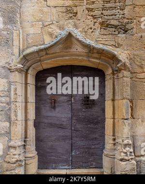 ancienne porte en bois dans une propriété médiévale de 14th siècle Banque D'Images