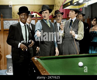 Sammy Davis Jr, Frank Sinatra, Dean Martin film: Robin & the Seven Hoods (1960) personnages: ,Robbo,Little John Directeur: Gordon Douglas 24 juin 1964 **AVERTISSEMENT** cette photographie est à usage éditorial exclusif et est le copyright de WARNER BROS et/ou le photographe assigné par la Société de film ou de production et ne peut être reproduite que par des publications dans le cadre de la promotion du film ci-dessus. Un crédit obligatoire pour WARNER BROS est requis. Le photographe doit également être crédité lorsqu'il est connu. Aucune utilisation commerciale ne peut être accordée sans l'autorisation écrite de la Société du film. Banque D'Images