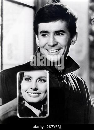 Anthony Perkins & Sophia Loren film : huit miles à minuit (LE COUTEAU DANS LA PLAIE) personnages : Robert Macklin & Lisa Macklin FR/IT 1962, Directeur : Anatole Litvak 12 décembre 1962 **AVERTISSEMENT** cette photographie est destinée à un usage éditorial exclusif et est protégée par les droits d'auteur des ARTISTES UNIS et/ou du photographe assigné par la Société de film ou de production et ne peut être reproduite que par des publications dans le cadre de la promotion du film ci-dessus. Un crédit obligatoire pour LES ARTISTES UNIS est requis. Le photographe doit également être crédité lorsqu'il est connu. Aucune utilisation commerciale ne peut être accordée sans auteur écrit Banque D'Images