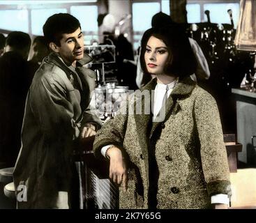 Anthony Perkins & Sophia Loren film : huit miles à minuit (LE COUTEAU DANS LA PLAIE) personnages : Robert Macklin & Lisa Macklin FR/IT 1962, Directeur : Anatole Litvak 12 décembre 1962 **AVERTISSEMENT** cette photographie est destinée à un usage éditorial exclusif et est protégée par les droits d'auteur des ARTISTES UNIS et/ou du photographe assigné par la Société de film ou de production et ne peut être reproduite que par des publications dans le cadre de la promotion du film ci-dessus. Un crédit obligatoire pour LES ARTISTES UNIS est requis. Le photographe doit également être crédité lorsqu'il est connu. Aucune utilisation commerciale ne peut être accordée sans auteur écrit Banque D'Images