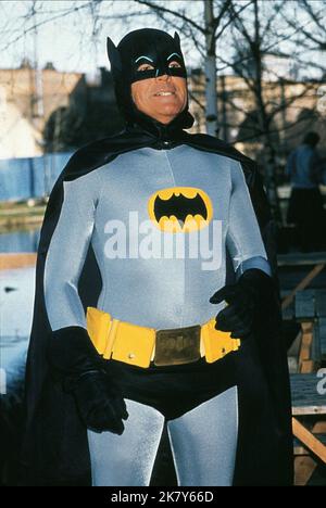 Adam West film: Batman (TV-série) personnages: Batman USA 1966-1968, 12 janvier 1966 **AVERTISSEMENT** cette photographie est destinée à un usage éditorial exclusif et est protégée par les droits d'auteur d'ABC et/ou du photographe attribué par la Société de film ou de production et ne peut être reproduite que par des publications dans le cadre de la promotion du film ci-dessus. Un crédit obligatoire pour ABC est requis. Le photographe doit également être crédité lorsqu'il est connu. Aucune utilisation commerciale ne peut être accordée sans l'autorisation écrite de la Société du film. Banque D'Images