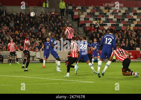 Londres, Royaume-Uni. 19th octobre 2022. Ivan Toney, de Brentford, a un entête sur le but sauvé par le gardien de but de Chelsea Kepa Arrizabalaga pendant le match de la première ligue entre Brentford et Chelsea au Gtech Community Stadium, Londres, Angleterre, le 19 octobre 2022. Photo de Ken Sparks. Utilisation éditoriale uniquement, licence requise pour une utilisation commerciale. Aucune utilisation dans les Paris, les jeux ou les publications d'un seul club/ligue/joueur. Crédit : UK Sports pics Ltd/Alay Live News Banque D'Images