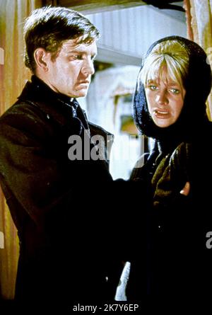 Tom Courtenay & Julie Christie film : Doctor Zhivago (USA/UK/IT 1965) personnages : Pasha & Lara Directeur : David Lean 22 décembre 1965 **AVERTISSEMENT** cette photographie est destinée à un usage éditorial exclusif et est le copyright de MGM et/ou le photographe assigné par la Société de film ou de production et ne peut être reproduite que par des publications en conjonction avec la promotion du film ci-dessus. Un crédit obligatoire pour MGM est requis. Le photographe doit également être crédité lorsqu'il est connu. Aucune utilisation commerciale ne peut être accordée sans l'autorisation écrite de la Société du film. Banque D'Images