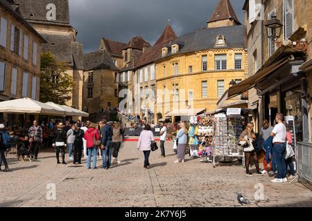 Un spectacle classique de voiture et de vélo en cours, le soleil et le fraiser public à Sarlat-la-Caneda une ville médiévale bien préservée de 14th siècle en Dordogne Banque D'Images