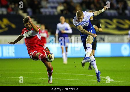 Wigan, Royaume-Uni. 19th octobre 2022. James McLean de Wigan a bloqué son tir lors du match de championnat EFL Sky Bet entre Wigan Athletic et Middlesbrough au stade DW, Wigan, Angleterre, le 19 octobre 2022. Photo de Ben Wright. Utilisation éditoriale uniquement, licence requise pour une utilisation commerciale. Aucune utilisation dans les Paris, les jeux ou les publications d'un seul club/ligue/joueur. Crédit : UK Sports pics Ltd/Alay Live News Banque D'Images