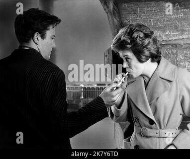 Albert Finney & Rachel Roberts film : samedi soir et dimanche matin (USA 1960) personnages : Arthur Seaton & Brenda Directeur : Karel Reisz 27 octobre 1960 **AVERTISSEMENT** cette photographie est destinée à un usage éditorial exclusif et est protégée par les droits d'auteur des PRODUCTIONS CINÉMATOGRAPHIQUES de WOODFALL et/ou du photographe assigné par la Société du film ou de la production et ne peut être reproduite que par des publications dans le cadre de la promotion du film ci-dessus. Un crédit obligatoire pour LES PRODUCTIONS CINÉMATOGRAPHIQUES WOODFALL est requis. Le photographe doit également être crédité lorsqu'il est connu. Aucune utilisation commerciale ne peut être accordée sans autorisation écrite fr Banque D'Images