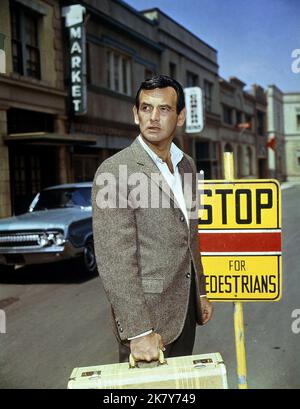 David Janssen Television : The Fugitive (TV-Serie) USA 1963-1967, 17 septembre 1963 **AVERTISSEMENT** cette photographie est réservée à un usage éditorial et est la propriété de UNITED ARTISTS TELEVISION et/ou du photographe désigné par The film or production Company et ne peut être reproduite que par des publications en liaison avec la promotion du film ci-dessus. Un crédit obligatoire à UNITED ARTISTS TELEVISION est requis. Le photographe doit également être crédité lorsqu'il est connu. Aucune utilisation commerciale ne peut être accordée sans autorisation écrite de The film Company. Banque D'Images