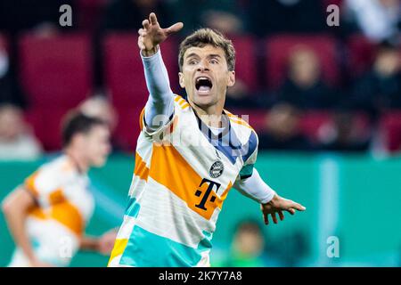 Augsbourg, Allemagne. 19th octobre 2022. Football : coupe DFB, FC Augsburg - Bayern Munich, 2nd tours, WWK Arena. Les gestes Thomas Müller de Munich. Credit: Tom Weller/dpa - Nutzung nur nach schriftlicher Vereinbarung mit der dpa/Alay Live News Banque D'Images