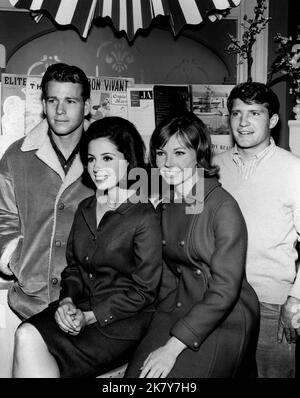 Ryan O'Neal, Barbara Parkins, Patricia Morrow & Christopher Connelly télévision: Peyton place (1964) personnages: Rodney Harrington,Betty Anderson,Rita Jacks&#160;/ ... (131 épisodes, 1965-1969) & Norman Harrington 15 septembre 1964 **AVERTISSEMENT** cette photographie est destinée à un usage éditorial exclusif et est protégée par les droits d'auteur de 20 CENTURY FOX et/ou du photographe attribué par la société film ou production et ne peut être reproduite que par des publications dans le cadre de la promotion du film ci-dessus. Un crédit obligatoire à 20 CENTURY FOX est requis. Le photographe doit également être crédité lorsqu'il est connu. Pas de com Banque D'Images