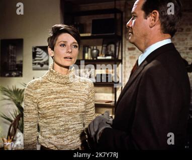 Audrey Hepburn & Richard Crenna film: Wait Than Dark (USA 1967) personnages: Susy Hendrix & Mike Talman Directeur: Terence Young 26 octobre 1967 **AVERTISSEMENT** cette photo est à usage éditorial exclusif et est le copyright de WARNER BROS. Et/ou le photographe désigné par la Société de film ou de production et ne peut être reproduit que par des publications en conjonction avec la promotion du film ci-dessus. Crédit obligatoire pour WARNER BROS. est obligatoire. Le photographe doit également être crédité lorsqu'il est connu. Aucune utilisation commerciale ne peut être accordée sans l'autorisation écrite de la Société du film. Banque D'Images