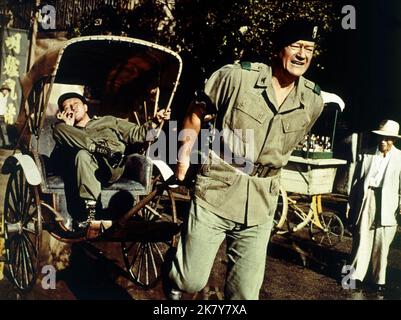 John Wayne film The Green Berets (1968) personnages : Col. Mike Kirby réalisateur : Ray Kellogg 04 juillet 1968 **AVERTISSEMENT** cette photographie est à usage éditorial seulement et est la propriété de WARNER SEVEN ARTS et/ou du photographe désigné par The film or production Company et ne peut être reproduite que par des publications en liaison avec la promotion du film ci-dessus. Un crédit obligatoire à WARNER SEVEN ARTS est requis. Le photographe doit également être crédité lorsqu'il est connu. Aucune utilisation commerciale ne peut être accordée sans autorisation écrite de The film Company. Banque D'Images