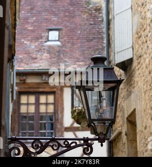 Vieux lampadaires en fonte noire équipés d'ampoules LED modernes dans une ville médiévale Banque D'Images