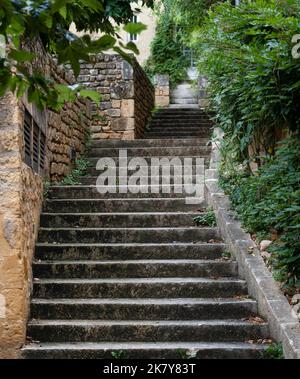 chemin avec marches menant entre les vieux murs en pierre et les bâtiments Banque D'Images