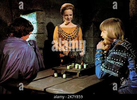 Prunella Ransome & Michael York film: Alfred The Great (1969) personnages: Aelhswith & Guthrum Directeur: Clive donner 14 juillet 1969 **AVERTISSEMENT** cette photographie est destinée à un usage éditorial exclusif et est protégée par les droits d'auteur de MGM et/ou du photographe attribué par la Société de film ou de production et ne peut être reproduite que par des publications en conjonction avec la promotion du film ci-dessus. Un crédit obligatoire pour MGM est requis. Le photographe doit également être crédité lorsqu'il est connu. Aucune utilisation commerciale ne peut être accordée sans l'autorisation écrite de la Société du film. Banque D'Images