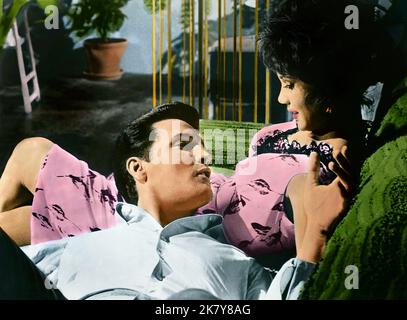 Elvis Presley & Mary Ann Mobley film: Girl Happy (USA 1965) personnages: Rusty Wells & Deena Directeur: Boris Sagal 27 mars 1965 **AVERTISSEMENT** cette photographie est à usage éditorial exclusif et est le copyright de MGM et/ou le photographe assigné par la Société de film ou de production et ne peut être reproduite que par des publications en conjonction avec la promotion du film ci-dessus. Un crédit obligatoire pour MGM est requis. Le photographe doit également être crédité lorsqu'il est connu. Aucune utilisation commerciale ne peut être accordée sans l'autorisation écrite de la Société du film. Banque D'Images